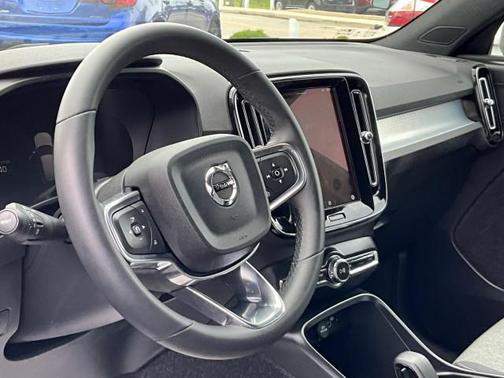 2024 Volvo XC40 B5 Core Bright Theme