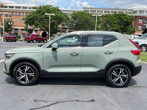 2024 Volvo XC40 B5 Core Bright Theme