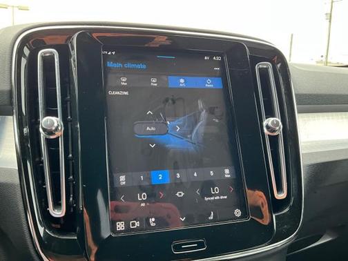 2024 Volvo XC40 B5 Core Bright Theme