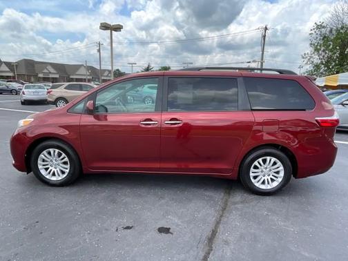 2017 Toyota Sienna XLE
