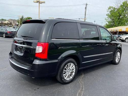 Brilliant Black Crystal Pearlcoat 2013 Chrysler Town & Country Touring-L