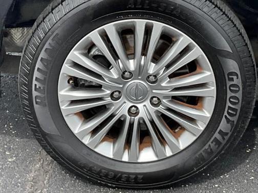 Brilliant Black Crystal Pearlcoat 2013 Chrysler Town & Country Touring-L