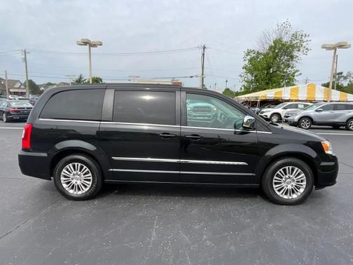 Brilliant Black Crystal Pearlcoat 2013 Chrysler Town & Country Touring-L
