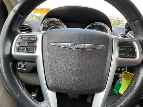 Brilliant Black Crystal Pearlcoat 2013 Chrysler Town & Country Touring-L