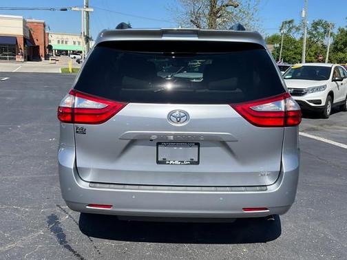 Silver Sky Metallic 2018 Toyota Sienna XLE Premium