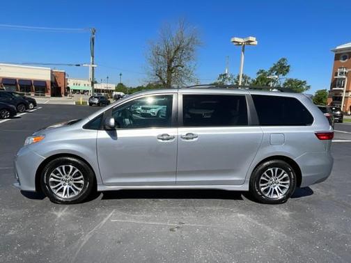 Silver Sky Metallic 2018 Toyota Sienna XLE Premium