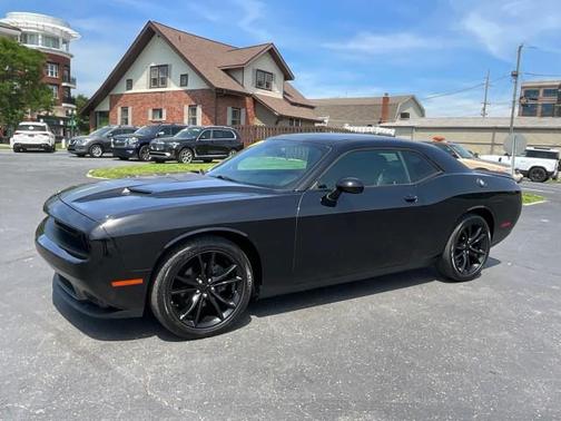 Pitch Black Clearcoat 2016 Dodge Challenger SXT