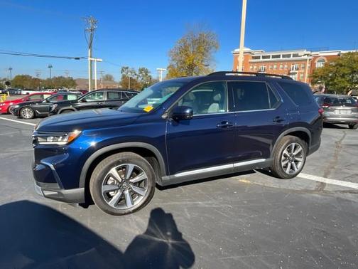 Obsidian Blue Pearl 2023 Honda Pilot Touring 8-Passenger