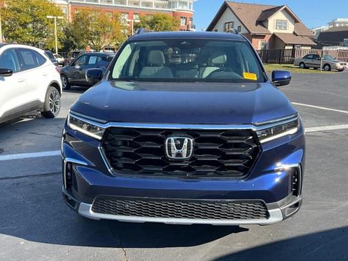 Obsidian Blue Pearl 2023 Honda Pilot Touring 8-Passenger