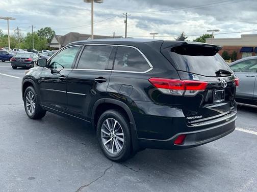 Midnight Black Metallic 2018 Toyota Highlander XLE