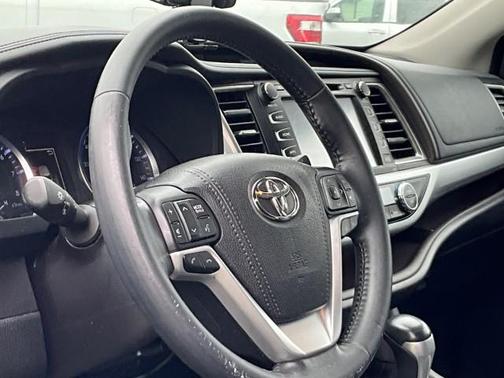 Midnight Black Metallic 2018 Toyota Highlander XLE