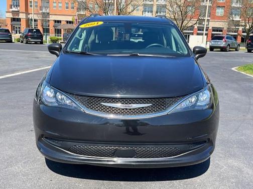 Brilliant Black Crystal Pearlcoat 2021 Chrysler Voyager LXI