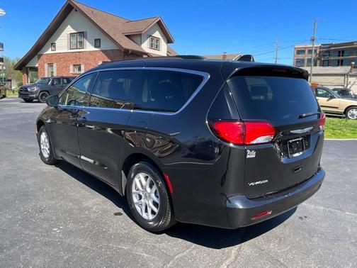 Brilliant Black Crystal Pearlcoat 2021 Chrysler Voyager LXI