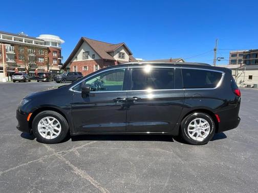 Brilliant Black Crystal Pearlcoat 2021 Chrysler Voyager LXI