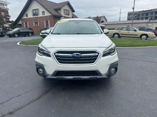 Crystal White Pearl 2018 Subaru Outback 2.5i Limited