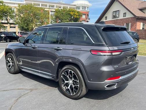 2022 Jeep Grand Cherokee Summit