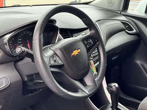 Silver Ice Metallic 2020 Chevrolet Trax LS