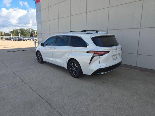 2025 Toyota Sienna Platinum