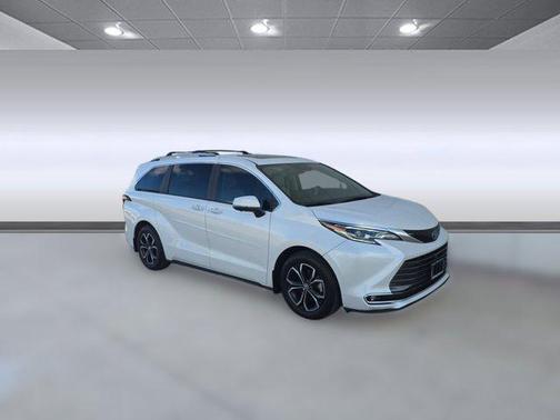 2025 Toyota Sienna Platinum