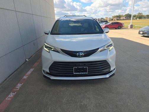 2025 Toyota Sienna Platinum