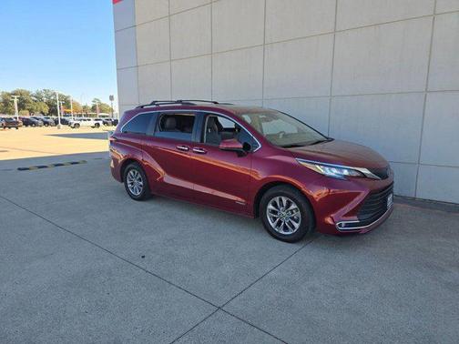 2021 Toyota Sienna XLE 8 Passenger