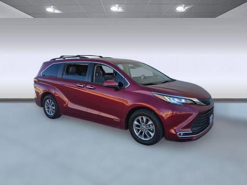 2021 Toyota Sienna XLE 8 Passenger