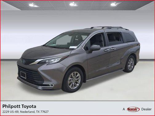 2021 Toyota Sienna XLE 8 Passenger