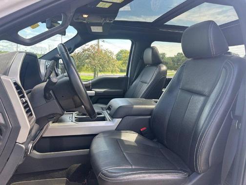 Oxford White 2022 Ford F-350 Lariat Super Duty