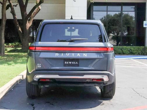 2024 Rivian R1S Adventure
