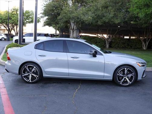 2024 Volvo S60 B5 Plus Dark Theme