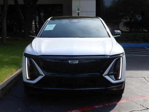 Crystal White Tricoat 2024 Cadillac LYRIQ Sport