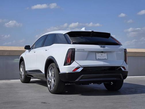 Vibrant White Tricoat 2026 Cadillac OPTIQ Luxury