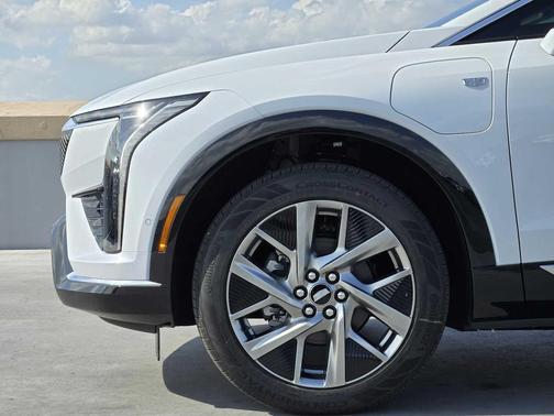 Vibrant White Tricoat 2026 Cadillac OPTIQ Luxury