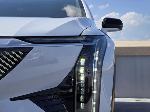 Vibrant White Tricoat 2026 Cadillac OPTIQ Luxury