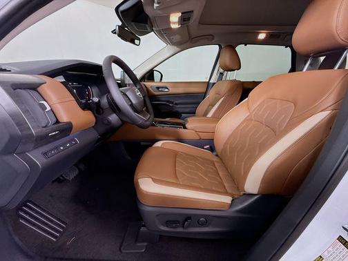 Everest White Pearl Tricoat 2026 Nissan Pathfinder Platinum