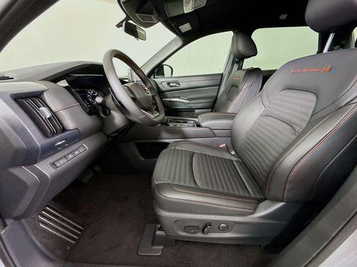 Boulder Gray Pearl/Super Black 2026 Nissan Pathfinder Rock Creek