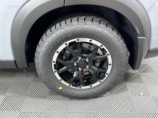 Boulder Gray Pearl/Super Black 2026 Nissan Pathfinder Rock Creek