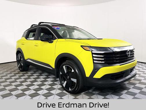 Yuzu Yellow Metallic/Super Black 2025 Nissan Kicks SR
