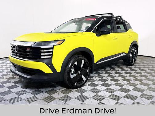 Yuzu Yellow Metallic/Super Black 2025 Nissan Kicks SR
