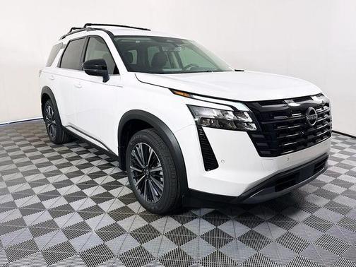 Everest White Pearl Tricoat 2026 Nissan Pathfinder Platinum