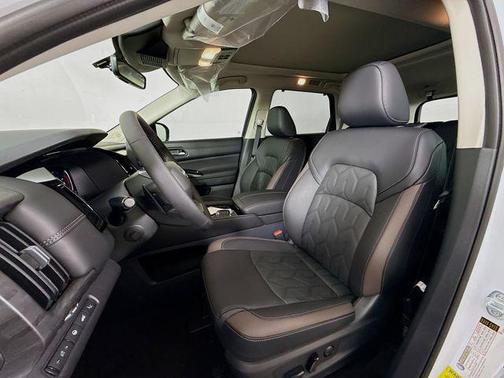 Everest White Pearl Tricoat 2026 Nissan Pathfinder Platinum