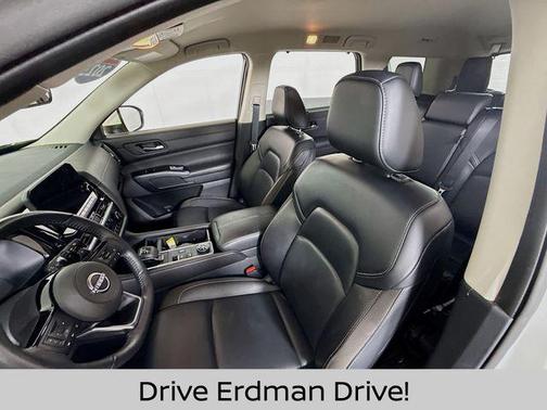 White 2023 Nissan Pathfinder SL