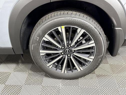 Boulder Gray/Super Black 2026 Nissan Pathfinder Platinum