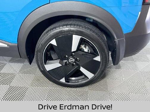 2t Ice Blk Roof 2025 Nissan Kicks SR