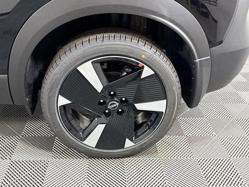 Super Black 2026 Nissan Kicks SR