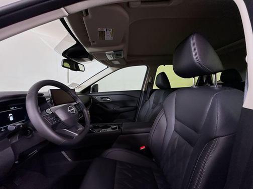 Everest White Pearl/Super Black 2026 Nissan Rogue Platinum