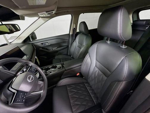Everest White Pearl/Super Black 2026 Nissan Rogue Platinum