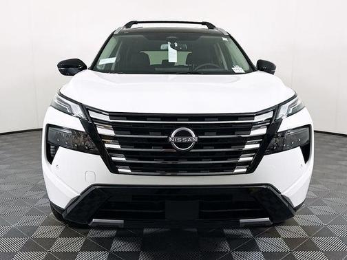 Everest White Pearl/Super Black 2026 Nissan Rogue Platinum