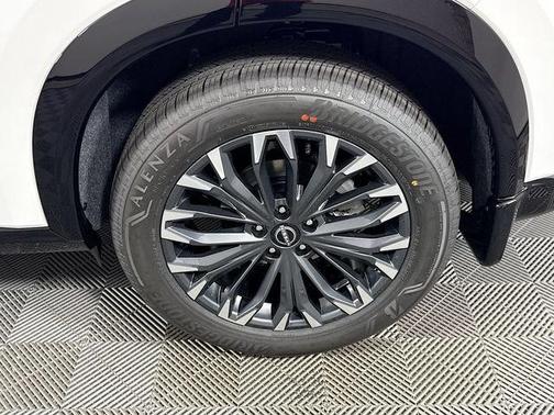 Everest White Pearl/Super Black 2026 Nissan Rogue Platinum