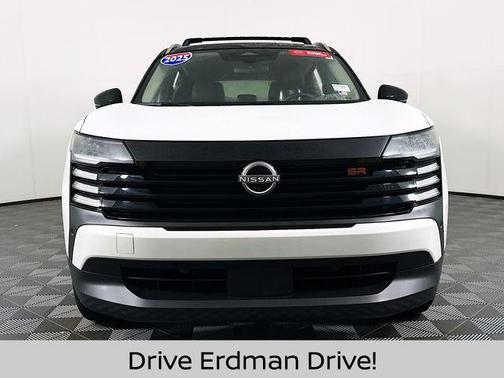 2t Wht Blk Roof 2025 Nissan Kicks SR